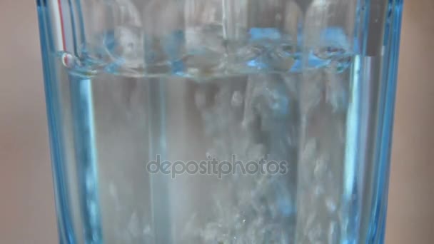 2 en 1, la tasse en verre est remplie d'eau de la machine à eau 