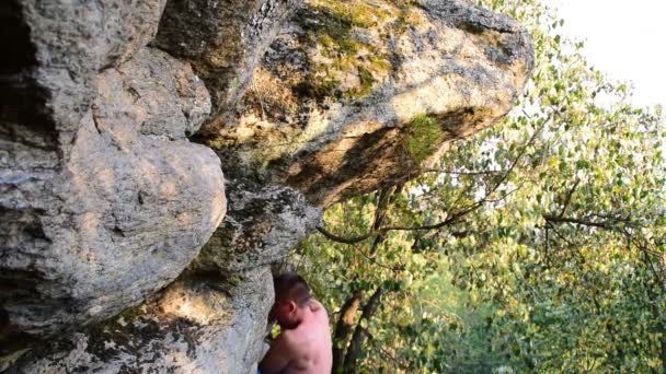 Ένας νεότερος άνθρωπος ανεβαίνει προς το βράχο χωρίς αναρρίχηση εξοπλισμού, δωρεάν σόλο — Αρχείο Βίντεο