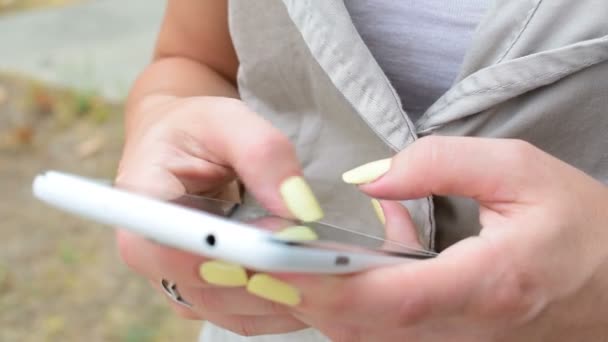 Dedos femininos navegando Notícias no telefone inteligente, close-up de mãos femininas segurando smartphone — Vídeo de Stock