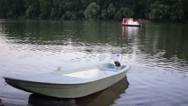 Boote im Wasser am Flussufer — Stockvideo