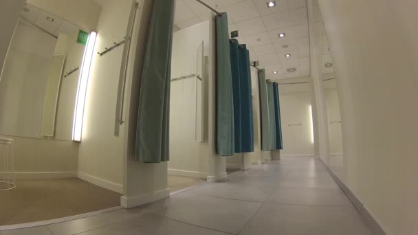 Couloir de vestiaire vide dans une boutique — Video