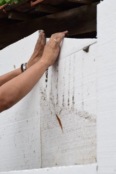 Izolacji styropianowych, ręce młodego człowieka robi naprawy pracy na ścianie na podwórku — Zdjęcie stockowe