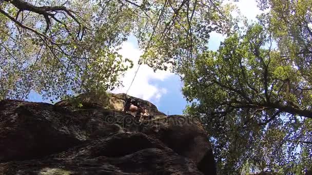 4k, gençlere taş, dağcılık donanımları, ücretsiz tırmanma, atış için aşağıdan tırmanıyor — Stok video