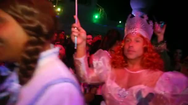 Przebierańca w halloween kostium czarnoksiężnika z Oz, szczęśliwy Halloween.People w dance kostiumy Halloween party w klubie 31 października 2016 r., Nowy Jork, Usa — Wideo stockowe