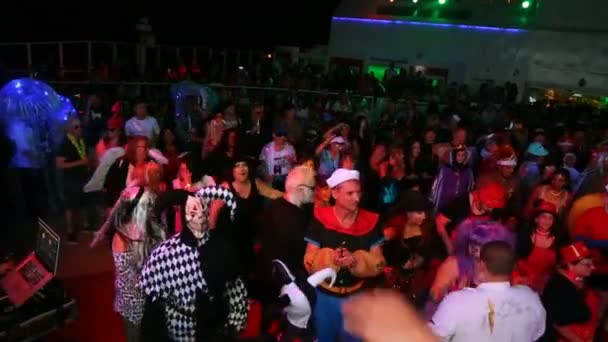 Mucha gente está aplaudiendo en la fiesta de Halloween La gente con disfraces baila en la fiesta de Halloween en el club 31 de octubre, Nueva York, Estados Unidos — Vídeo de stock