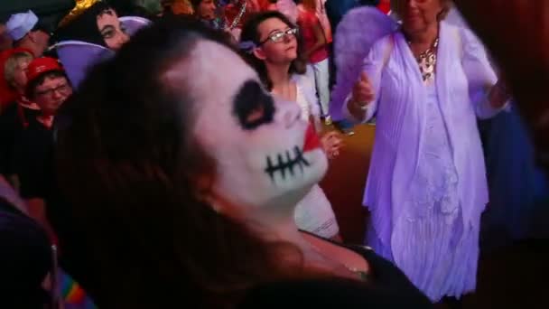 Festa di Halloween, scheletro e angelo, Persone in costume ballano alla festa di Halloween nel club 31 ottobre, New York, USA — Video Stock