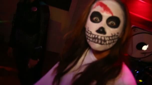 Genç kız, Cadılar Bayramı yüz sanat ile çığlık kız makyaj bir iskelet olarak izleyiciler Ekim 31, New York, ABD korkutuyor. — Stok video