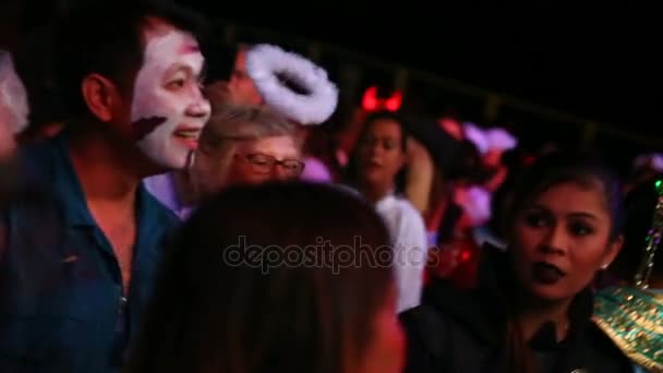 Fiesta de Halloween, Zombie se está moviendo a través de las masas, La gente en trajes de baile en la fiesta de Halloween en el club 31 de octubre, Nueva York, EE.UU. — Vídeo de stock