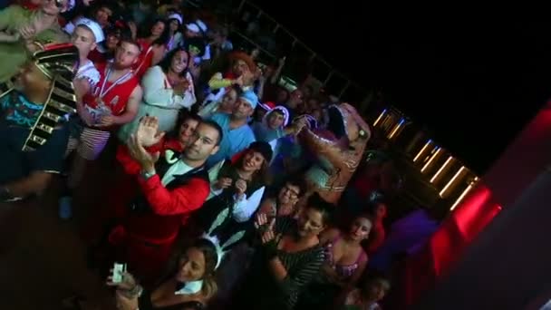 많은 사람들이 10 월 31 일, 뉴욕, 미국 클럽에서 할로윈 파티 의상 댄스에 할로윈 파티 사람들에 박수는 — 비디오