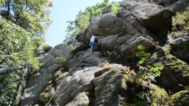 Ücretsiz tırmanma rock, rock tırmanma donanımları, genç bir adam tırmanıyor