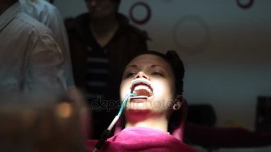 Yanak Retraktörü ve kızın ağız diş emme ayarlama