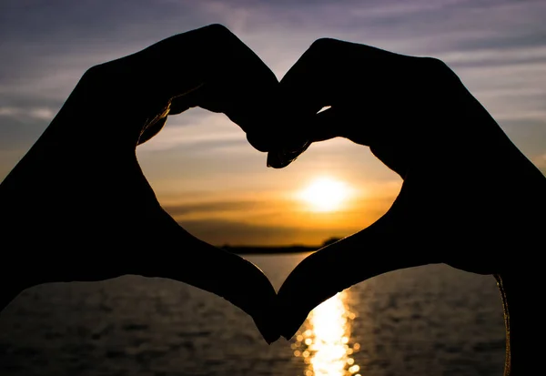 kalp şeklinde elinde silüeti