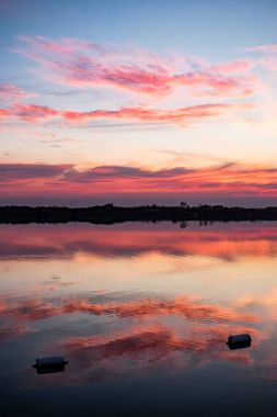 Gölün güzel sonbahar günbatımı