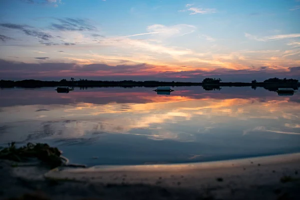 Wunderschöner Herbstsonnenuntergang am Strand über den Wäldern des Sees — Stockfoto