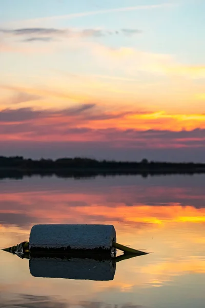 Schöner farbenfroher Sonnenuntergang am See mit Boje — Stockfoto