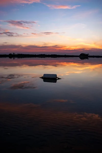 Schöner Herbstsonnenuntergang am See mit Boje — Stockfoto