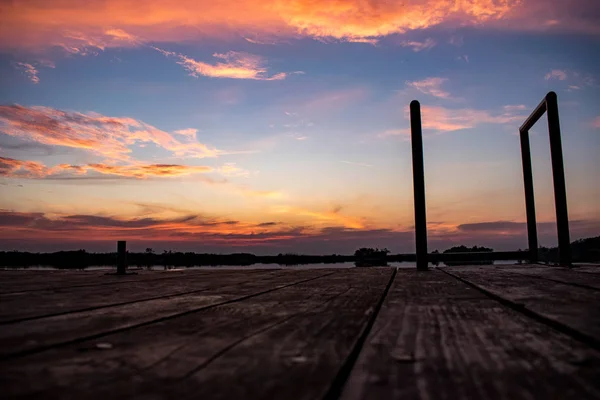 Schöner panoramischer Sonnenuntergang vom Holzponton aus — Stockfoto