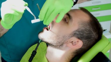 onun teeths dişçisi giderir iken diş sandalye üzerinde oturan adam