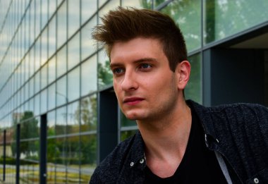 cam bina önünde rahat kentsel genç adam possing