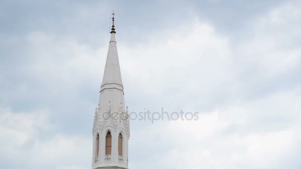 Torre blanca de la iglesia, Serbia, Zrenjanin. La Iglesia de la Reforma . — Vídeos de Stock