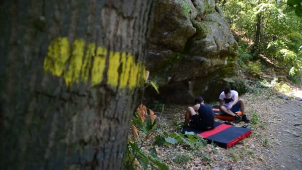 Dva mladí muži se připravují na skalní lezení — Stock video