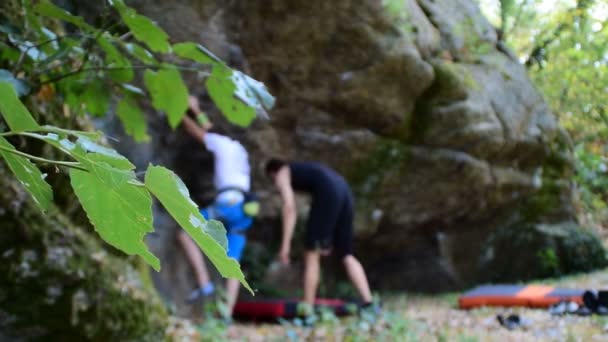 Homens jovens tentam escalar sem corda, treinos de escalada — Vídeo de Stock