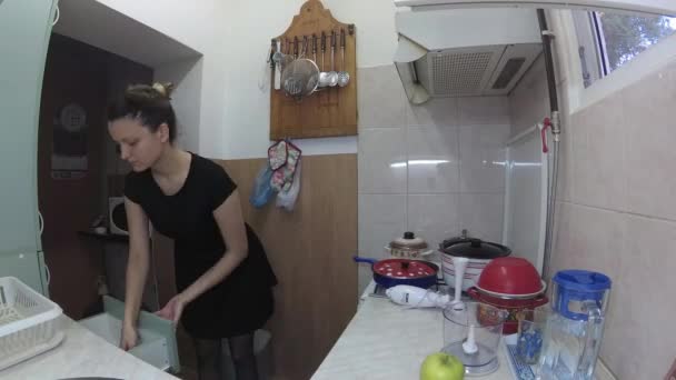 4k, a young woman prepares fruit in a blender,Health conscious young woman making a nutritious homemade fruit smoothie drink, timeleps — Stock Video