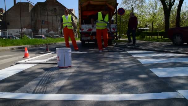 Streichen des Zebrastreifens, Reparatur der Straße und Anstriche, Verkehr im Hintergrund, 10. April 2017, Stadt Zrenjanin, Vojvodina, Serbien — Stockvideo