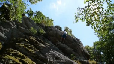 Ücretsiz tırmanma rock, rock tırmanma donanımları, genç bir adam tırmanıyor