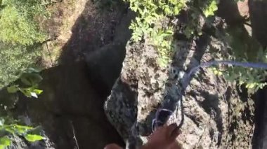 4k, gençlere taş, kaya tırmanma ekipman, serbest tırmanış, bir klibi için onun açısından bakıldığında, bir ip bir ağaca bağlıyor tırmanıyor