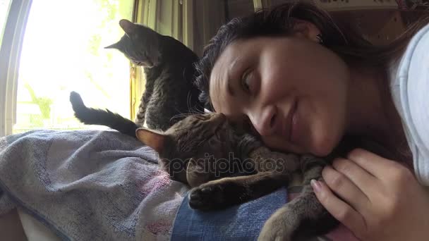 4k, young woman in bed with two cats,, cuddling, kissing and hugging — Stock Video