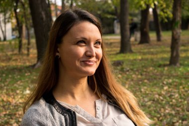 Parkta poz bir kadın