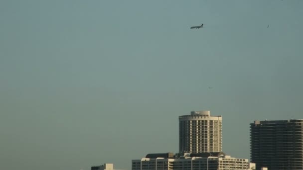 Ein kommerzieller Passagierjet fliegt über miami (von rechts nach links), ein Passagierflugzeug fliegt über den blauen Himmel, miami, florida, usa nach dem Hurrikan Irma, 11. September 2017 — Stockvideo