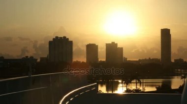 Miami, Fl, Amerika Birleşik Devletleri - 12 Eylül 2017: Kasırga Irma, Miami, yolcu gemilerine binaların arkasında güneşin görüntüleri güzel panorama görünümünü sonra Miami