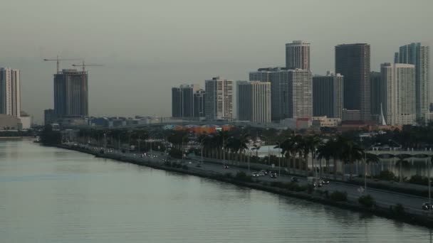 Miami, Fl, Amerikai Egyesült Államok - 2017. szeptember 12.: Miami után hurrikán Irma, gyönyörű panoráma nyílik Miami, hosszúság-ból tengerjáró hajó — Stock videók