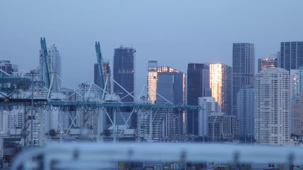 MIAMI, FL, USA - SEPTIEMBRE 12, 2017: Miami después del huracán Irma, Hermosa vista panorámica de Miami, puerto para imágenes de cruceros desde cruceros, amanecer, los rayos del sol en el edificio — Vídeos de Stock