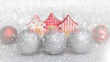 Noel ağaçları ve süs eşyaları ile kar, mutlu yeni yıl metin ekranda