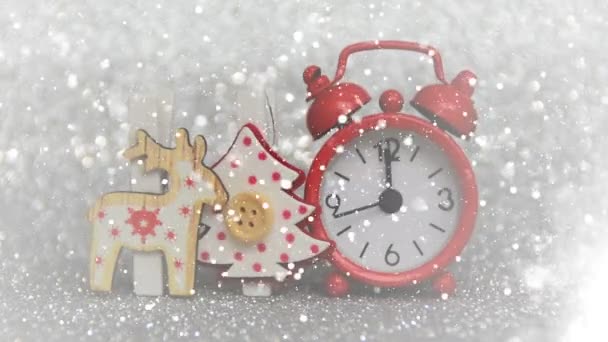 watch piros este számít másodperccel éjfél, karácsonyi és újévi dekoráció a karácsonyfa és a rénszarvas, boldog új évet, aminek hatása a hó, a teljes képernyőn