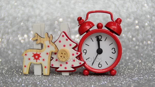 timelaps, červené večer hodinky počítá sekundy do půlnoci, vánoční a novoroční výzdobu vánoční strom a sobů, šťastný nový rok