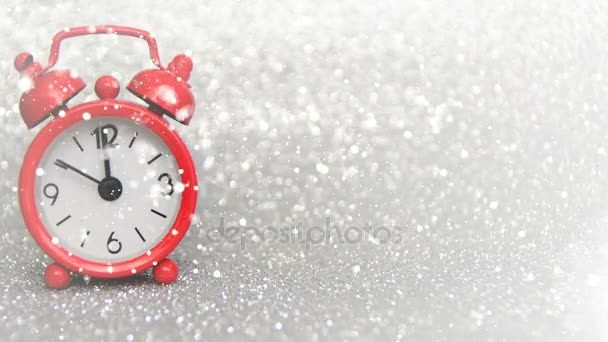 红晚上的手表数秒到午夜 新年的影响雪 写你的贺卡 — 图库视频影像