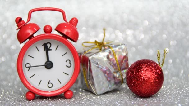 Wieczorem Czerwony Zegarek Liczy Sekundy Północy Nowy Rok Świątecznych Dekoracji — Wideo stockowe