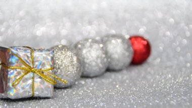 Gümüş ve kırmızı Yılbaşı ve Noel dekorasyonu, tebrik kartınız yazmak