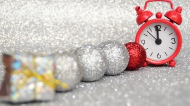 Kırmızı akşam saati geri sayım gece yarısı, mutlu bir yeni yıl, bir hediye ve yılbaşı Gümüş Top 10 saniye