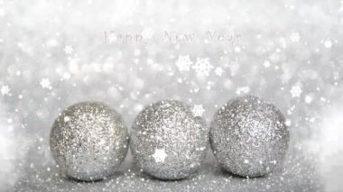 üç gümüş top, bir yeni yıl ve Noel dekor kar düşüyor, mutlu yeni yıl etkisi ile gümüş