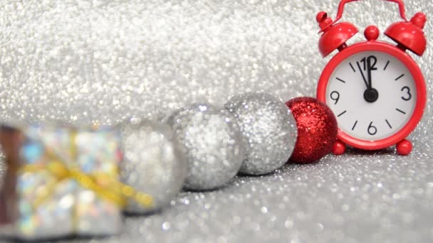 红色的傍晚钟声敲响了午夜 新年快乐 一个礼物的焦点和新年的银球的变化 — 图库视频影像