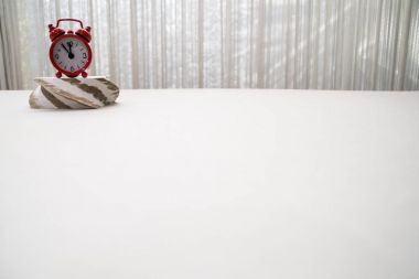 boş tablo kırmızı saat ve blok kağıdın sol tarafında