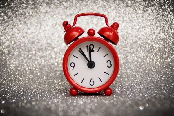 fotoğrafın merkezinde kırmızı saat öğlen, gece yarısı, 5 dakika mesaj yazabilir nerede bir beyaz kar arka plan üzerinde gösterir.