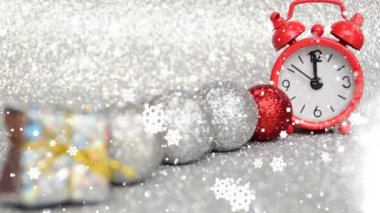 Kırmızı akşam saati geri sayım gece yarısına 10 saniye, mutlu bir yeni yıl 2018., hediye ve yılbaşı gümüş toplar