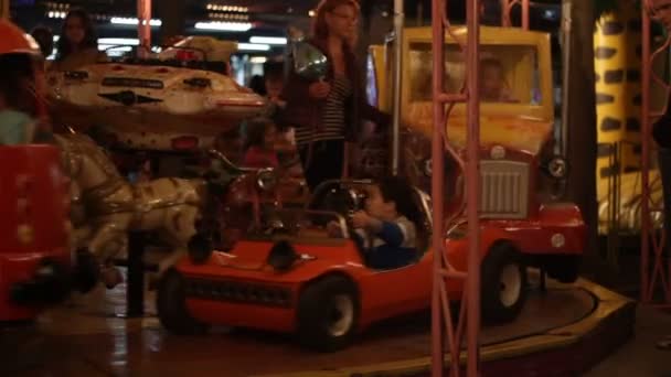 孩子们的旋转木马 晚上游乐园里挤满了父母和孩子 2017年8月27日 尼亚宁 伏丁那市 塞尔维亚 — 图库视频影像