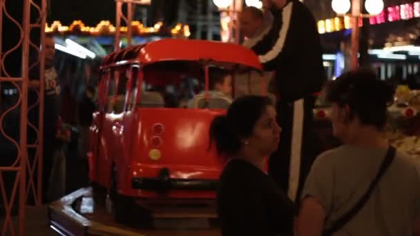 Carrusel Para Niños Parque Atracciones Noche Lleno Padres Hijos Agosto — Vídeos de Stock